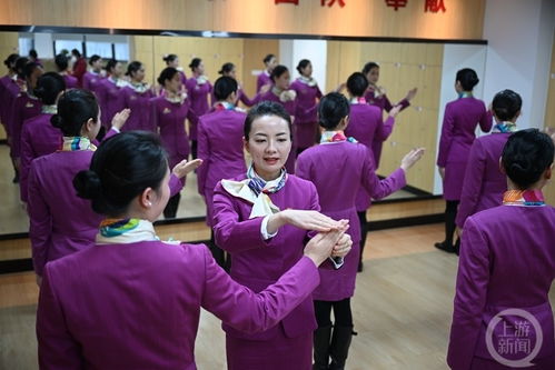 筷尖上的微笑 重慶動妹集中培訓(xùn)備戰(zhàn)春運