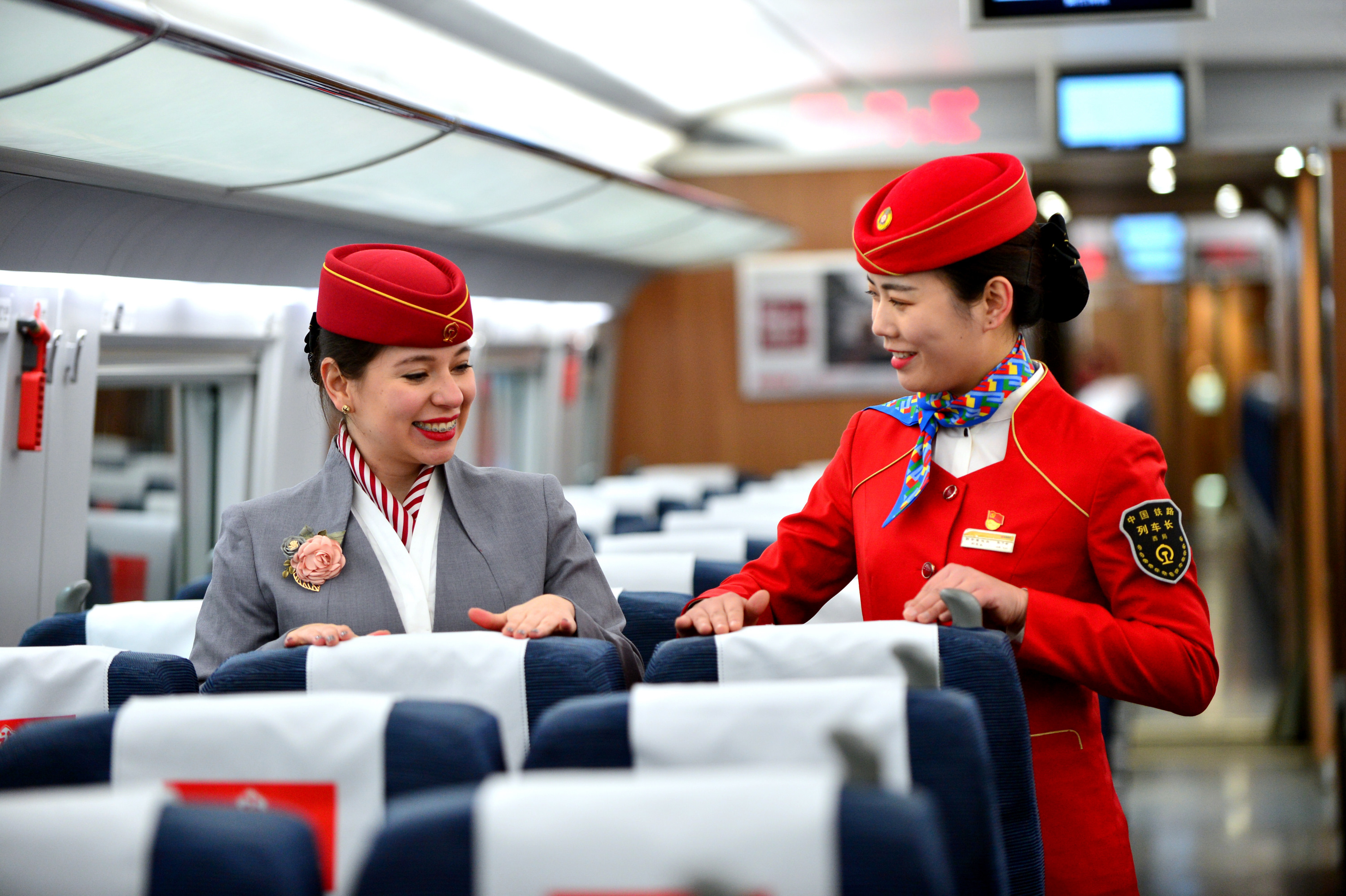 迎春運，展風(fēng)采——重慶高鐵乘務(wù)員全面啟動禮儀專項培訓(xùn)